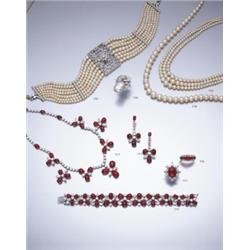 A CULTURED BAROQUE PEARL AND DIAMOND RING SET WITH AN OVAL SHAPED CULTURED BAROQUE PEARL TO A