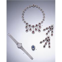 A SAPPHIRE AND DIAMOND CLUSTER RING THE OVAL SHAPED SAPPHIRE WITHIN A SURROUND OF BRILLIANT-CU