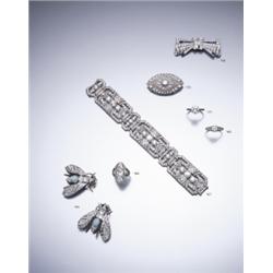 A BELLE EPOQUE PINK DIAMOND AND DIAMOND BROOCH, CA. 1910 THE OVAL SHAPED PLAQUE SET TO THE CEN