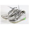 Image 1 : SILVER SNEAKER - SIZE 7