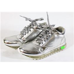 SILVER SNEAKER - SIZE 6.5