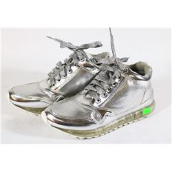 SILVER SNEAKER - SIZE 6