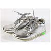Image 1 : SILVER SNEAKER - SIZE 6