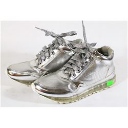 SILVER SNEAKER - SIZE 5.5