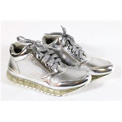 SILVER SNEAKER - SIZE 8