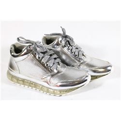 SILVER SNEAKER - SIZE 8