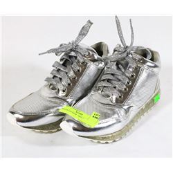 SILVER SNEAKER - SIZE 7