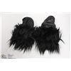 Image 1 : FURRY GLOVES - BLACK BEAR STYLE