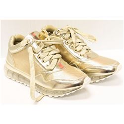 GOLD SNEAKER - SIZE 7