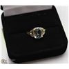 Image 1 : 192) 10K YELLOW GOLD CUSHION CUT GREEN