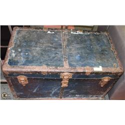 ANTIQUE EXCELSIOR STEAMER TRUNK W/TOP