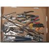 Image 1 : FLAT W/PLIERS & VICEGRIPS INCL. MULTI-HEAD