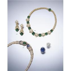 AN EMERALD AND YELLOW DIAMOND NECKLACE AND EARPENDANTS THE NECKLACE COMPOSED OF A GRADUATED SE