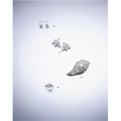 A FINE SINGLE STONE DIAMOND RING THE BRILLIANT-CUT DIAMOND WEIGHING 5.61 CARATS, TO A CLAW