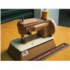Image 4 : Singer Portable Hand Cranked Sewing Machine