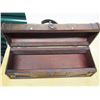 Image 3 : Wooden Glove Box With 10 pr. Ladies Gloves (Leather, Lace, Etc.)