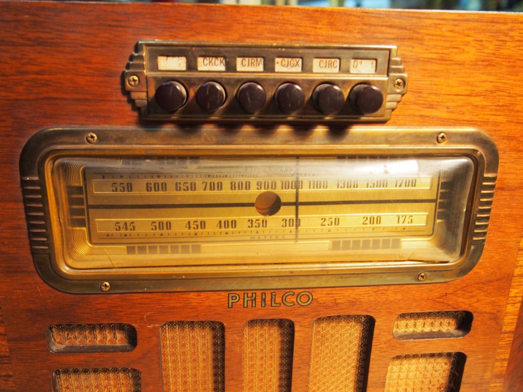 Philco Push Button Radio (1932) (17”x10”x9”)