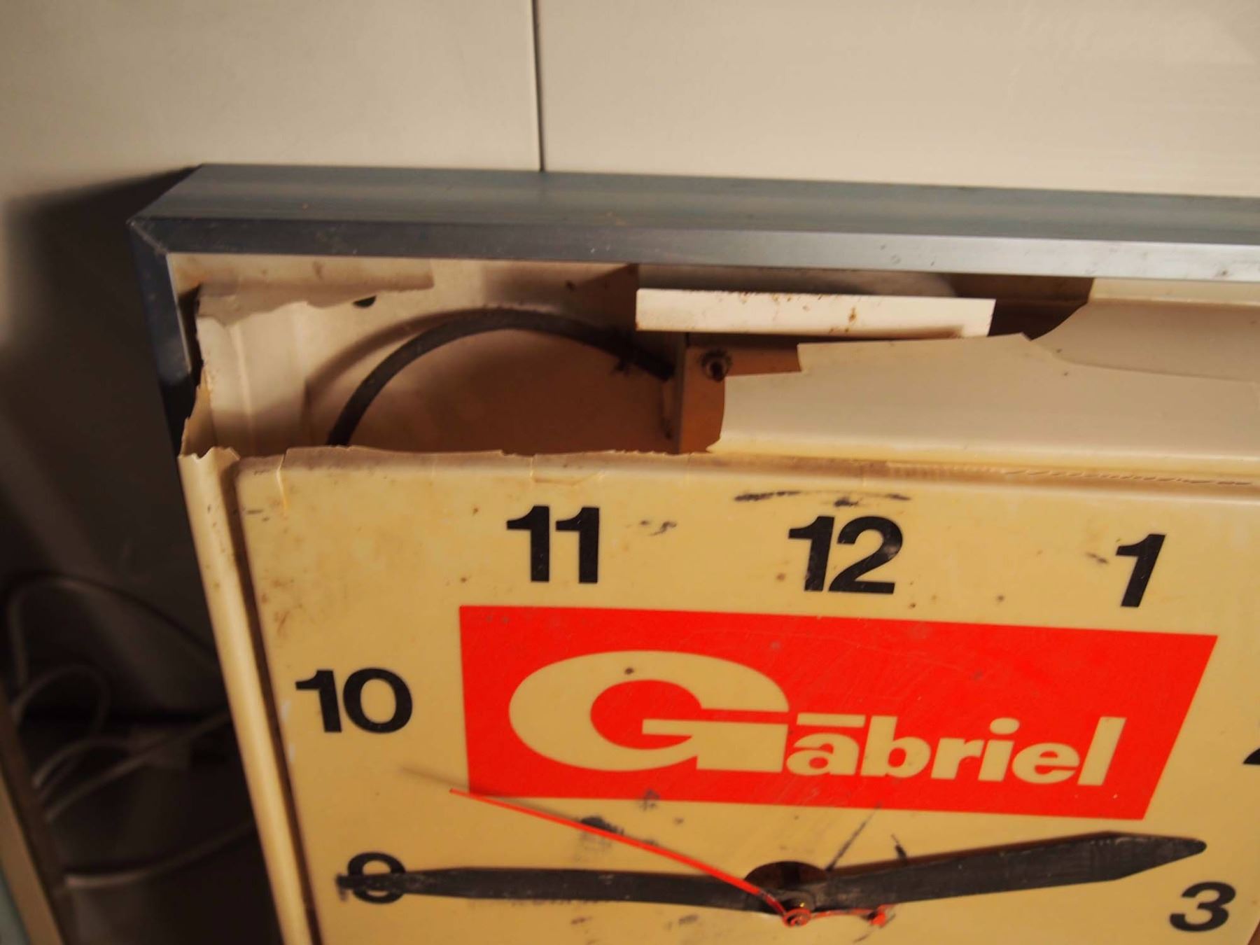 Working Wawanesa Metal Electric Clock With Broken Plastic Gabriel