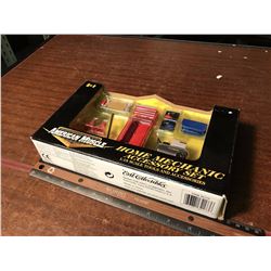 American Muscle Home Mechanic Accessory Set 1:18 Scale Tools & Accessories (2000)