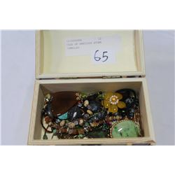 CASE OF PRECIOUS STONE JEWELLRY