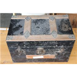 SMALL VINTAGE TRUNK