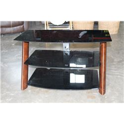 MODERN GLASS ENTERTAINMENT STAND