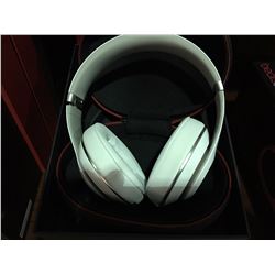 PAIR OF BEATS STUDIO BY DR.DRE HEADPHONE SET WHITE