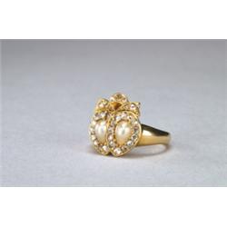 18K YELLOW GOLD RING, with 2 baroque half pearls, encircled by 29 old rose cut, diamonds, 5.8...