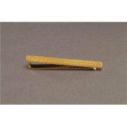 TIFFANY & CO. 18K YELLOW GOLD TIE BAR, formed with a gold mesh surface, in the original box, 11.1...