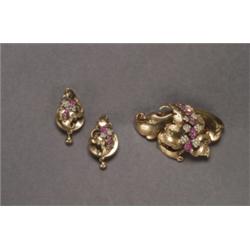 19TH CENTURY 14K YELLOW GOLD BROOCH, formed and engraved in a foliate motif and decorated with nu...