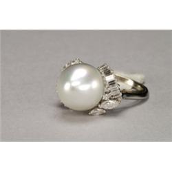 18K WHITE GOLD RING, set with a cultured baroque South Sea pearl (13mm) encircled by 16 baguette...