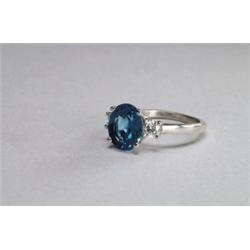 PLATINUM COCKTAIL RING, set with an oval cut sapphire (approx. 3.00ct.) flanked by 2 brilliant cu...