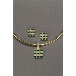 18K YELLOW GOLD, PENDANT AND STUD BACK EARRINGS, each set with 9 square cut emeralds (approx. 4...