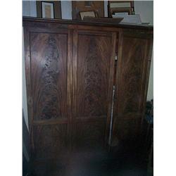 AN IRISH WILLIAM IV MAHOGANY WARDROBE, attributed to WILLIAMS & GIBTON, circa 1835, with moulded cor