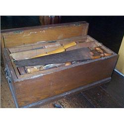 A PINE BOX CONTAINING A QUANTITY OF TOOLS. (a lot), e50/100...