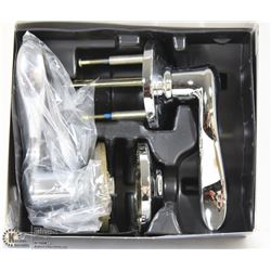 WEISER CHROME HALL/CLOSET HANDLE SET