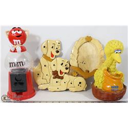 FLAT OF VINTAGE COLLECTIBLES