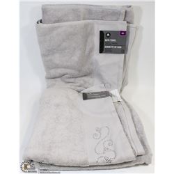 FLAT OF TWO NEW HOMETRENDS BATH TOWELS