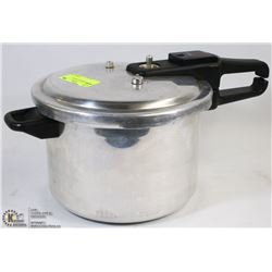 SMALL PRESSURE COOKER