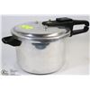 Image 1 : SMALL PRESSURE COOKER