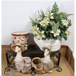 LARGE FLAT OF OUTDOOR DÉCOR