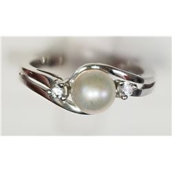 #7-10K WHITE GOLD PEARL & 2 DIAMOND RING