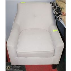 LIGHT GREY SHOWHOME ACCENT CHAIR