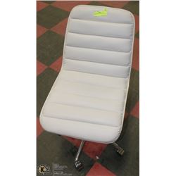 WHITE HYDRAULIC ROLLING OFFICE CHAIR