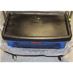 RUBBERMAID INDUSTRIAL MOP HOLDER WITH LID