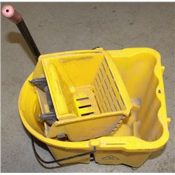 MOP BUCKET WITH HANDLE