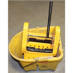 MOP BUCKET WITH HANDLE