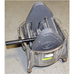 MOP BUCKET WITH HANDLE