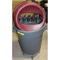 RUBBERMAID 32GAL TRASH CAN W/ METALLIC FLATWARE