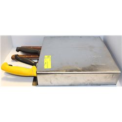 KNIFE RACK AND KNIVES